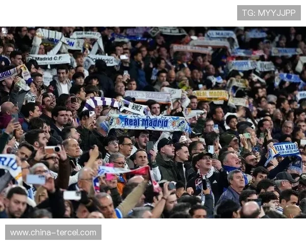 伯纳乌球迷高举反种族主义横幅